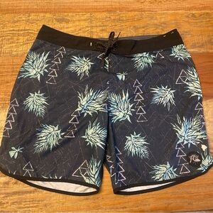 Quicksilver Swim Trunks Mens 38 Highline Scallop Board Shorts black